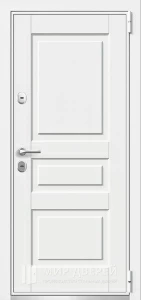 Белая входная дверь в дом №22 внешняя - фото
